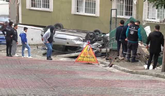 Kağıthane'de 2 araca ve doğalgaz kutusuna çarparak takla atan otomobil kamerada
