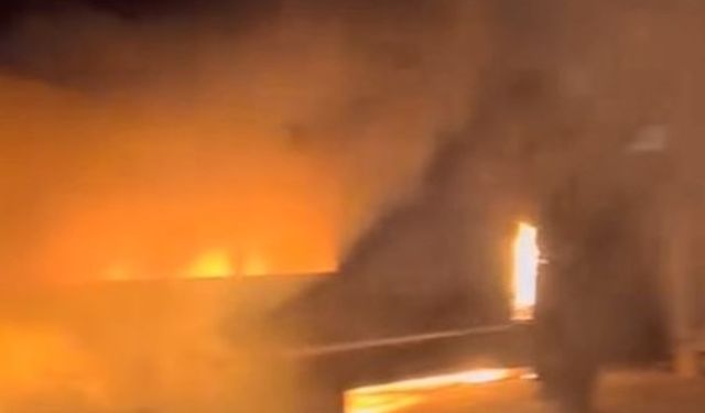 Sultangazi'de mobilyacılar sitesindeki yangın söndürüldü