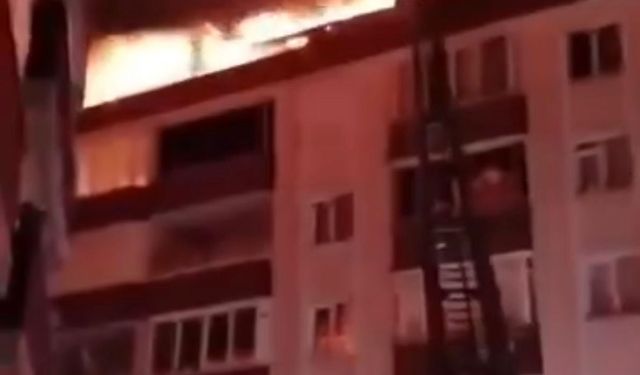 Terasta yakılan mangaldan savrulan kıvılcımlarla çatı katı yandı