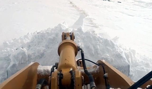 Yolu kapalı mahallede rahatsızlanan cam kemik hastası çocuğu ekipler hastaneye ulaştırdı