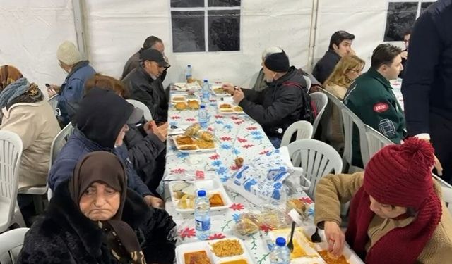 AK Parti'li Büyükgümüş, 'GençNokta' çadırında vatandaşlarla iftar yaptı