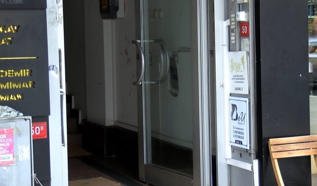 Bakırköy'de 2 kişinin iş merkezinin kapısına el bombası koyduğu anlar kamerada