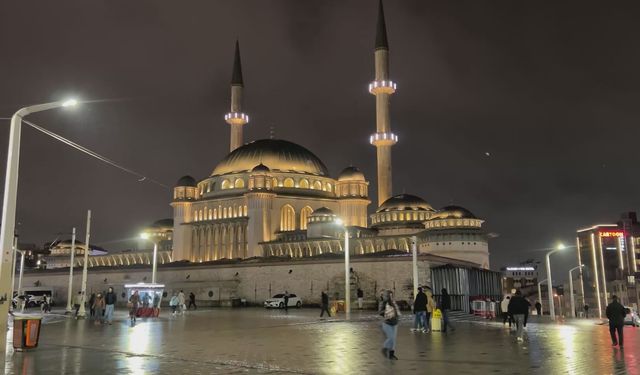 Berat Kandili Taksim Camii'nde dualarla idrak edildi