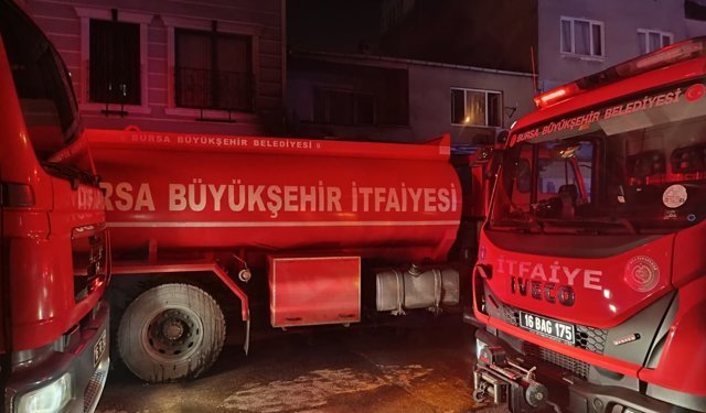 Bursa'da iş yerinde çıkan yangında 2 kişi dumandan etkilendi