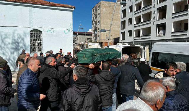 Çocuklarına yemek götürürken kazada ölen anne, toprağa verildi
