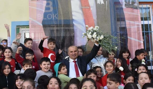 Emekliye ayrılan 39 yıllık öğretmene, görev yaptığı okulda 'efsane' afişli veda