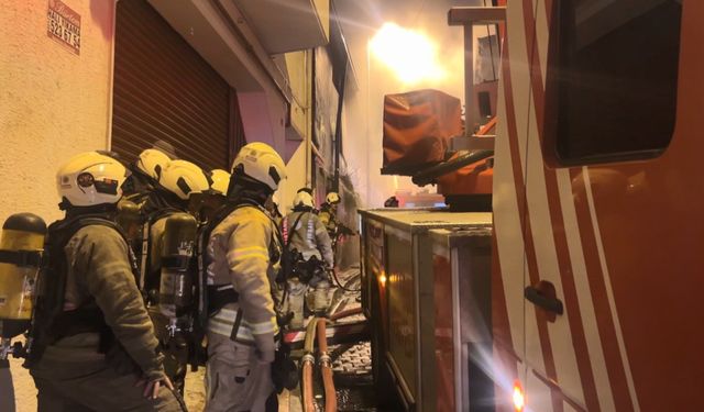 Fatih'te 3 katlı metruk binada yangın; alevler bitişikteki ahşap binaya sıçradı