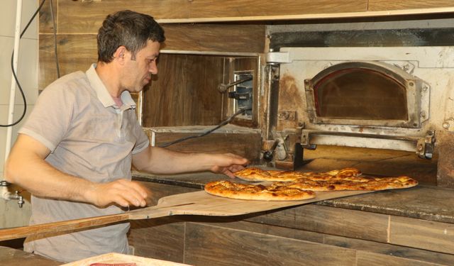 Fırın ustalarının 300 derece sıcakta pide mesaisi