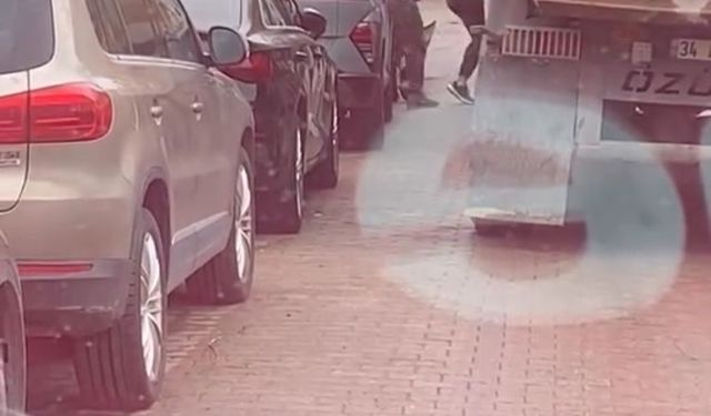 Güngören'de kaza yapan sürücülerin bıçaklı kavgası kamerada