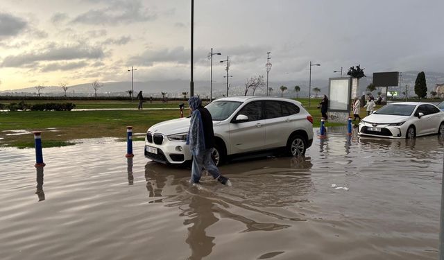 İzmir'de sağanak; cadde ve sokaklar göle döndü (3)