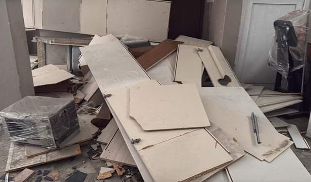 Kağıthane'de 3 ay önce ehliyetini alan sürücü fren yerine gaza bastı; depoya daldı