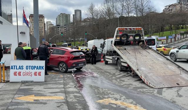 Kağıthane'de çarpmamak için manevra yaptı, okul duvarına girdi: 2 yaralı