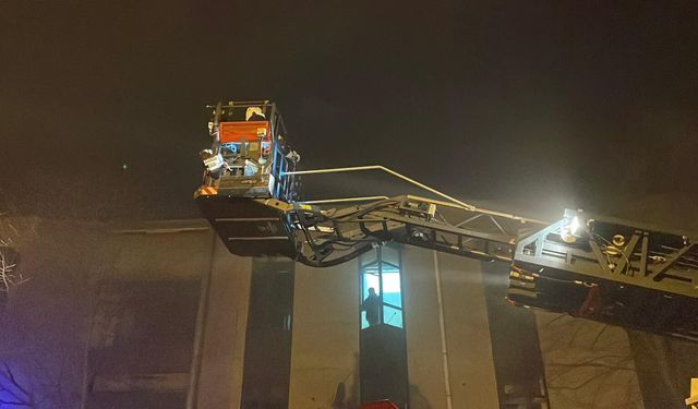 Kağıthane'de marangoz atölyesinde yangın; mahsur kalan 11 kişi ile 1 köpek kurtarıldı