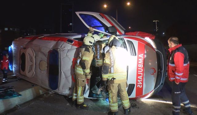 Kartal'da ambulans ile cip kafa kafaya çarpıştı: 2'si sağlık personeli 3 yaralı