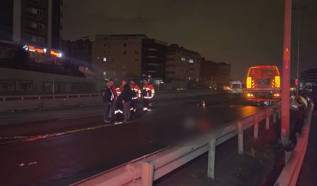 Küçükçekmece'de belediye temizlik aracına çarpan motosikletteki 2 kişi öldü