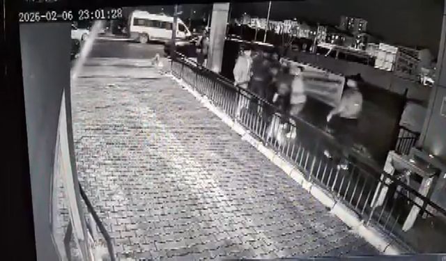 Küçükçekmece'de polis memuru ve eşini sokak ortasında darbettiler