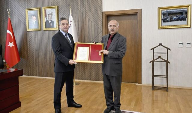 Madalyası depremde kaybolan gaziye yenisi hazırlanıp verildi