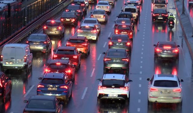 Okullarda ara tatil sona erdi; İstanbul'da trafik yoğunluğu-1 (Yenibosna-D-100)