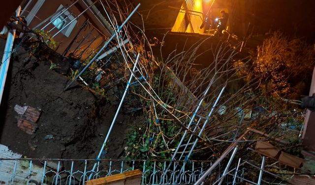 Sarıyer'de binanın bitişiğindeki merdiven çöktü