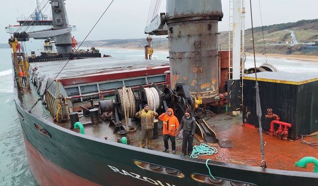 Sarıyer'de karaya oturan gemiyi kurtarma çalışmaları devam ediyor