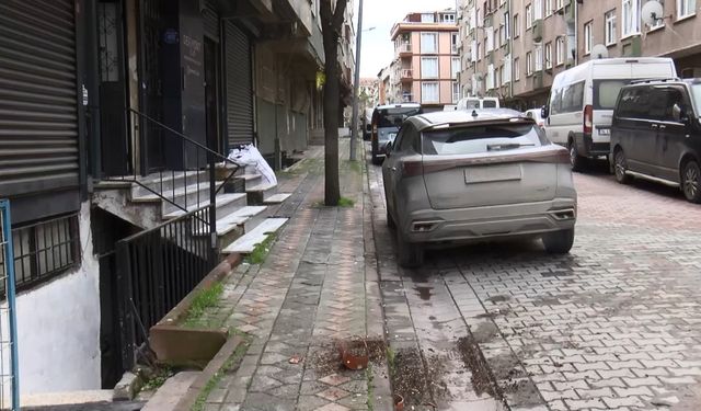 Sultangazi'de apartman önünde bekleyen 2 çocuğa bıçaklı saldırı kamerada