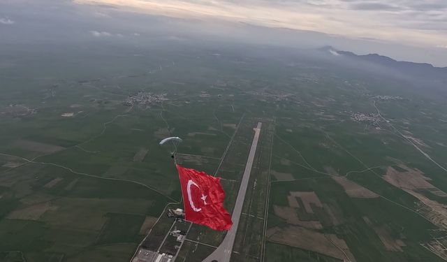 Türk bayrağıyla serbest paraşüt atlayışında Türkiye rekoru