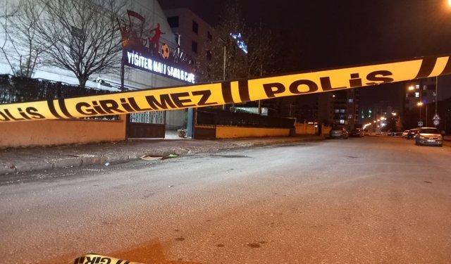 Yürüyerek geldiği halı saha önünde yığılan yaralıya, maçtan çıkan doktorlar müdahale etti