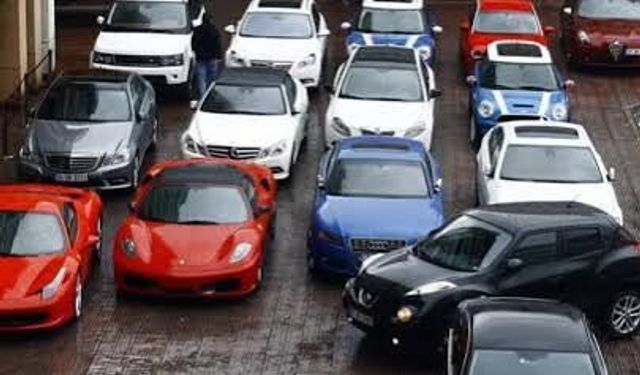 Gümrükten usulsüz geçirilen 65 lüks araca el konuldu: 22 gözaltı