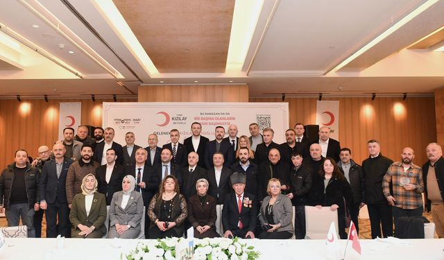 Beyoğlu’nda Kızılay Sofrası Farklı Kesimler Aynı İftarda