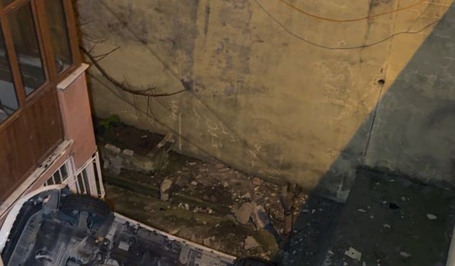 Avcılar'da otomobil 8 metre yüksekten bina boşluğuna düştü