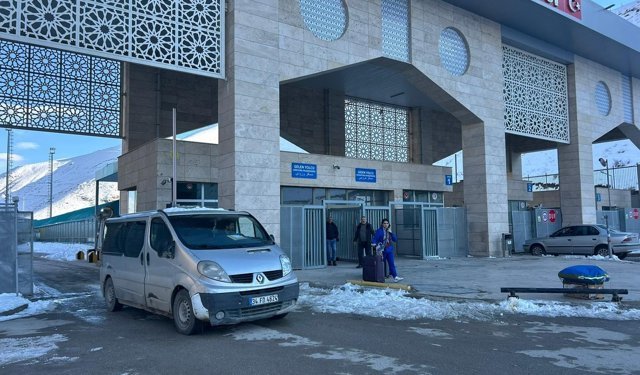 Bakan Bolat Türkiye-İran arasında günübirlik yolcu geçişleri karşılıklı olarak durduruldu