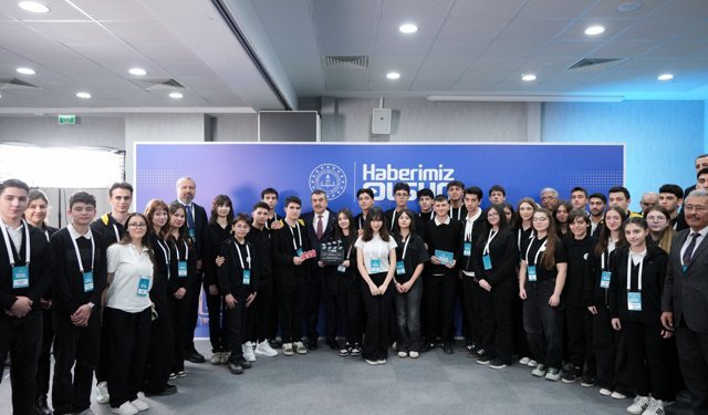 Bakan Tekin, öğrencilerin hazırladığı 'Haberimiz Olsun' bültenine konuk oldu