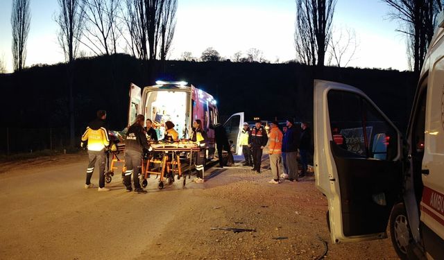 Balıkesir'de otomobil dere yatağına devrildi: 3'ü çocuk 5 yaralı