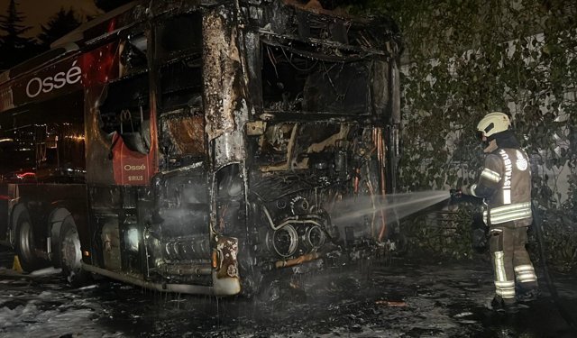 Beşiktaş'ta metrobüsün motor kısmı alev alev yandı; 60 yolcu tahliye edildi