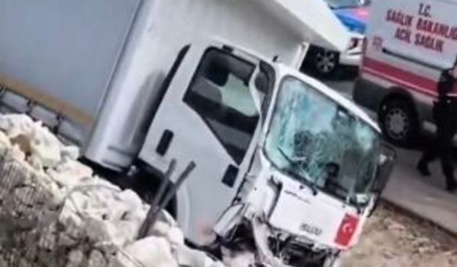 Çatalca'da kamyonun refüje çarptığı kaza kamerada