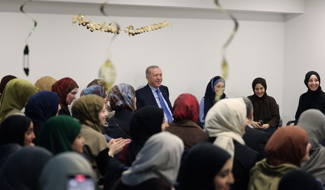 Cumhurbaşkanı Erdoğan, kız öğrenci yurdunu ziyaret etti