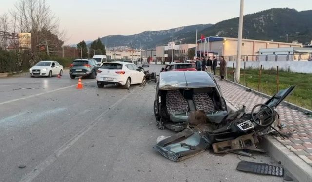 İzmir'de üç aracın karıştığı zincirleme kaza: 3 yaralı