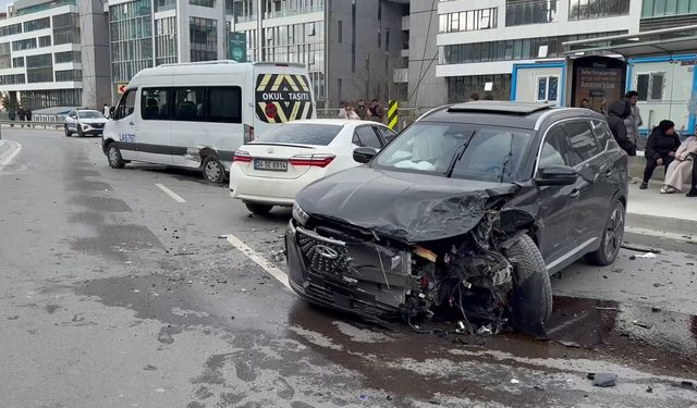 Sarıyer'de 4 aracın karıştığı zincirleme kazada 4 kişi yaralandı