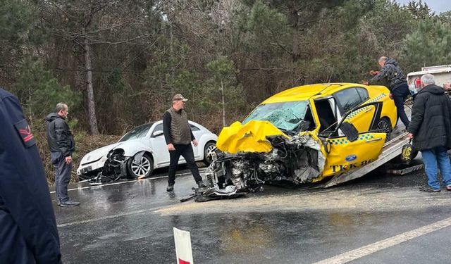 Sarıyer'de sollama yapan taksiyle yolcu minibüsü çarpıştı: 1 ölü 4 yaralı