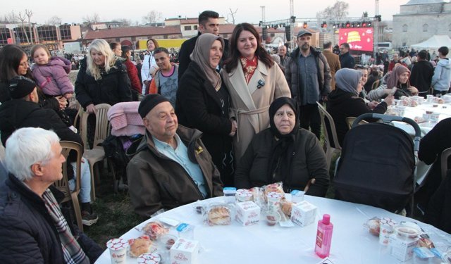 Selimiye Camisi meydanında 7 bin 500 kişi Kadir Gecesi iftarında buluştu