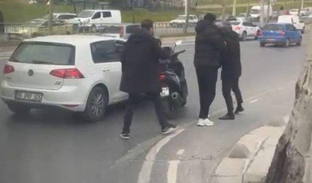 Sultangazi'de kemerli yumruklu trafik kavgası kamerada