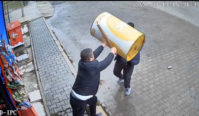 Tekel bayisinde taşlı sopalı kavga kamerada