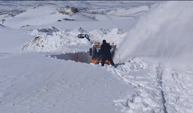 Van'ın İran sınır hattındaki askeri üs bölgelerinde 4 metre karla mücadele