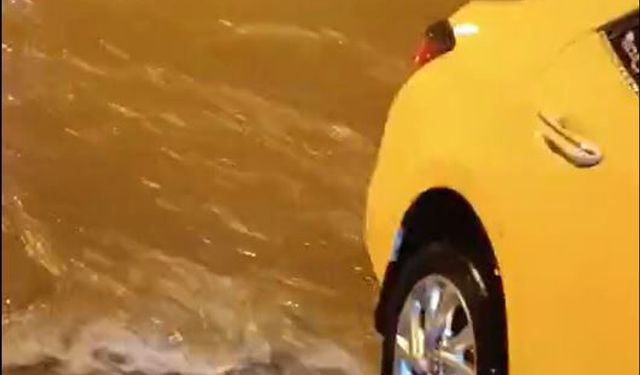 Adana'da sağanak, hayatı olumsuz etkiledi