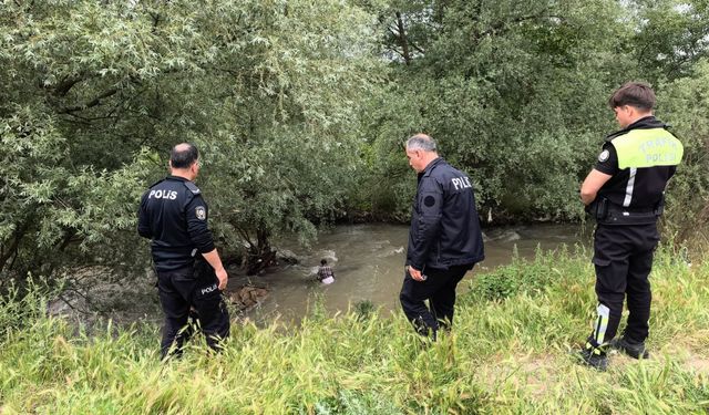 Akıntıya kapılıp 1 kilometre sürüklendi, çalılara tutunarak hayatta kaldı