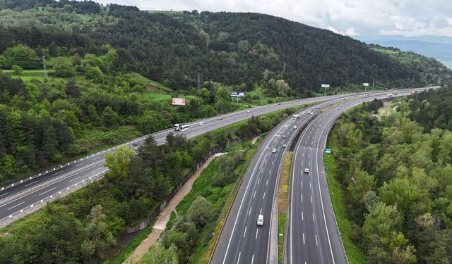 Anadolu Otoyolu'nun Bolu geçişinde bayram trafiği (2)