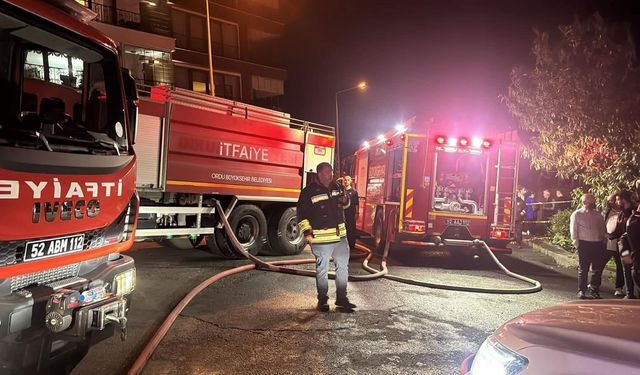 Apartmanın kapalı otoparkında çıkan yangında 3 otomobil zarar gördü