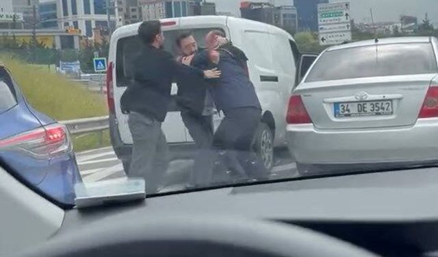 Ataşehir'de iki sürücü arasında çıkan kavga kamerada