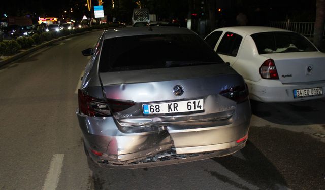 Aynı yöne giden otomobiller çarpıştı; 6 yaralı
