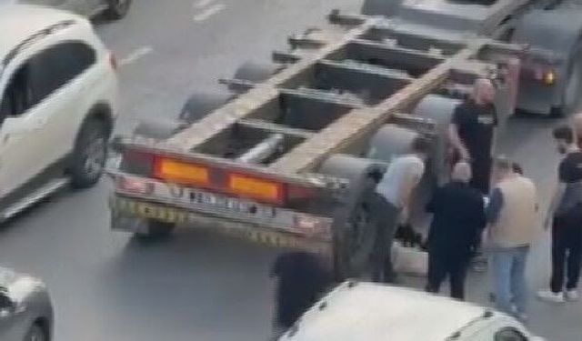 Beylikdüzü'nde skuter ile sokaktan caddeye çıkan çocuğa TIR çarptı; kaza kamerada